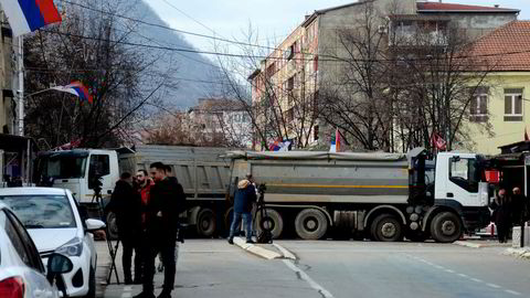 Serbias hær er satt i høyeste beredskap og de lokale serberne i Kosovo har satt opp veisperringer i Mitrovica i protest mot at Kosovos myndigheter vil ha felles bilskilt i landet.