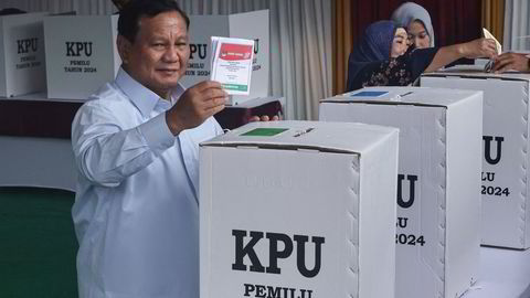 Prabowo Subianto avlegger sin stemme i president- og parlamentsvalget i Indonesia onsdag morgen. Prabowo leder på meningsmålingene. Hvis ingen av de tre kandidatene får over 50 prosent av stemmene går det mot en andre valgrunde i slutten av juni.