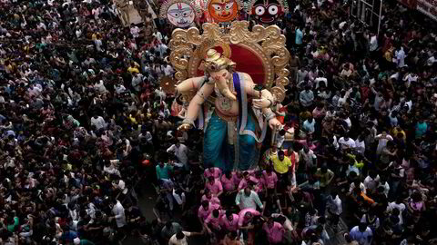 Indere i Mumbai skal feirer Hindu-guden Ganesh i forkant av Ganesh Chaturthi-festivalen i Mumbai. India kan også feire den høyeste økonomiske veksten av verdens største økonomier,