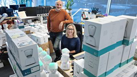 No Isolation-gründer Karen Dolva sammen med selskapets hjelpemiddel-robot AV1 og Espen Agdestein fra fondet Idekapital.