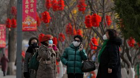 Kina gjør seg klar til å ønske harens år velkommen. Det er store, omfattende smittebølger i store deler av landet. Her fra hovedstaden, Beijing, torsdag 19. januar.