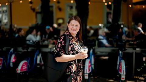 Næringsminister Cecilie Myrseth nyter en iskaffe og solen. Bak henne søker både turister og lokalbefolkning tilflukt med en kald pils på en uteservering ved Akershus festning.