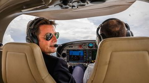 Flygründer Bjørn Tore Larsen skal ha norske piloter og kabinansatte i Norse Atlantic Airways. Han tror på ny pilotmangel om få år. Her fra en flytur over Fort Lauderdale i Florida i sommer.