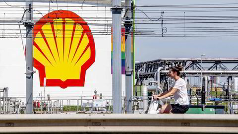 Det nederlandske oljeselskapet Shell avbryter sine partnerskap i Russland.