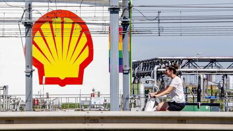 Det nederlandske oljeselskapet Shell avbryter sine partnerskap i Russland.