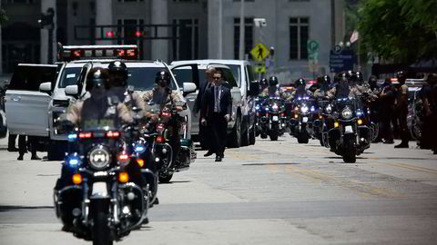 Donald Trump og motorkadesjen ankommer rettsbygningen i Miami.