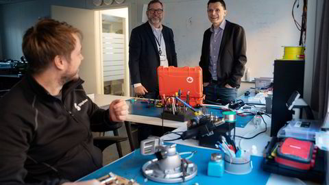 Produktspesialist Kristoffer Ekren skrur på en robothjerne. Rune Freyer (bak til høyre) tror satsingen til Shipshave blir det mest lukrative han noensinne har satt i gang. Her sammen med Eirik Eide, salgs- og markedssjef.