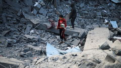 Palestinske barn inspiserer skadene etter israelske angrep mot en moske og hus i Rafah før helgen.