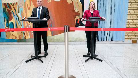 Utenriksminister Anniken Huitfeldt (til høyre) og forsvarsminister Odd-Roger Enoksen møtte pressen i vandrehallen i Stortinget tirsdag.