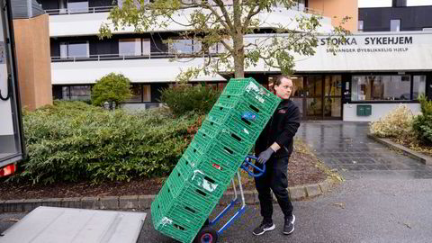 Flere aktører har forsøkt seg på dagligvarer på nett uten å bli lønnsomme. Matvareexpressen ble børsnotert tidligere i år. Her er sjåfør Gaute Aspen Hatleskog på dagens siste stopp, Stokka Sykehjem.