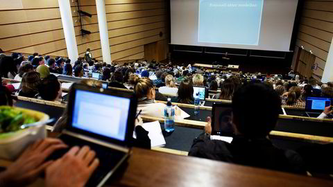 Ikke alle trenger å sitte i et auditorium på universitetet i årevis før de går i jobb, men det sikrer mer valgfrihet enn å ikke ha utdannelse.