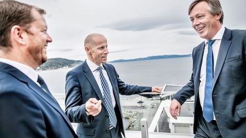 Charles Høstlund (midten), er blitt ny midlertidig konsernsjef i i Norway Royal Salmon. Han overtar rollen til  Klaus Hatlebrekke (t.v) som går tilbake til å bli konserndirektør for forretningsutvikling.