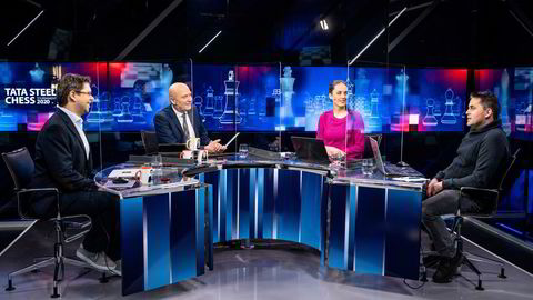 David Toska skal sitte i sjakkstudio med TV 2s ekspert Jon Ludvig Hammer (til venstre), programleder Fin Gnatt og sjakkommentator Heidi Røneid.