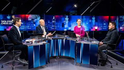 David Toska skal sitte i sjakkstudio med TV 2s ekspert Jon Ludvig Hammer (til venstre), programleder Fin Gnatt og sjakkommentator Heidi Røneid.