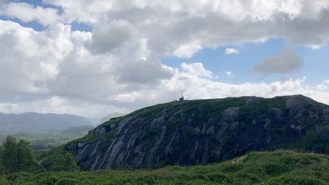 I heia utenfor Helleland i Sør-Rogaland planlegger Norge Mining et gigantisk dagbrudd. I flere år har selskapet drevet prøveboring. Bildet viser en av selskapets borerigger i området.