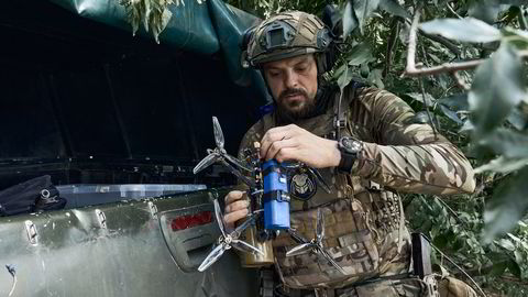 En ukrainsk soldat gjør klar en drone ved frontlinjen i Zaporizjzje-regionen, øst i landet.