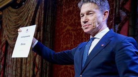 Energiminister Terje Aasland får en ny utbyggingsplan for norsk sokkel tirsdag. Her vifter han med godkjennelsen for en annen plan tidligere i år.