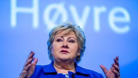 Høyre-leder Erna Solberg mener regjeringen må gjøre omdisponeringer for å finansiere Ukraina-krisepakken på 14,4 milliarder kroner.