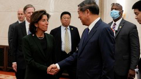 Det har vært en vennlig og positiv tone i samtalene under møtene i Kina med USAs handelsminister Gina Raimondo denne uken. Her møter hun visestatsminister He Lifeng i Beijing på tirsdag.