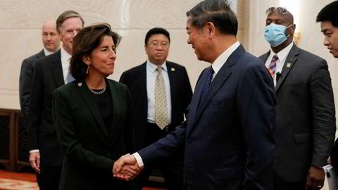 Det har vært en vennlig og positiv tone i samtalene under møtene i Kina med USAs handelsminister Gina Raimondo denne uken. Her møter hun visestatsminister He Lifeng i Beijing på tirsdag.