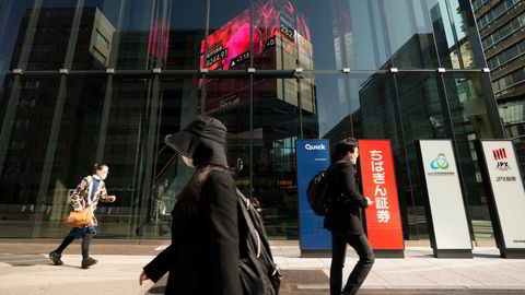 Det er en bred nedgang ved Asia-børsene på fredag. Her fra Tokyo, hvor Nikkei-indeksen startet med et fall på 1,3 prosent.