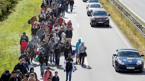 En stor gruppe syriske flyktninger til fots på landeveien gjennom Danmark i 2015. Målet var å søke asyl i Sverige.