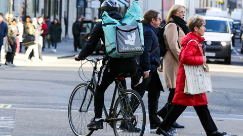 Enten leveringen skjer med bil, moped, elsparkesykkel eller sykkel, er rutene de skal følge nøye planlagt i appen, skriver artikkelforfatterne. Illustrasjonsfoto.