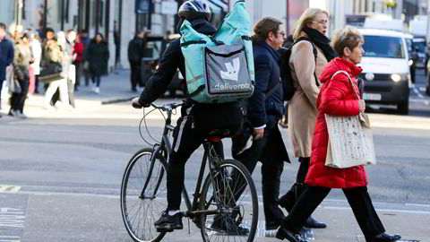 Enten leveringen skjer med bil, moped, elsparkesykkel eller sykkel, er rutene de skal følge nøye planlagt i appen, skriver artikkelforfatterne. Illustrasjonsfoto.