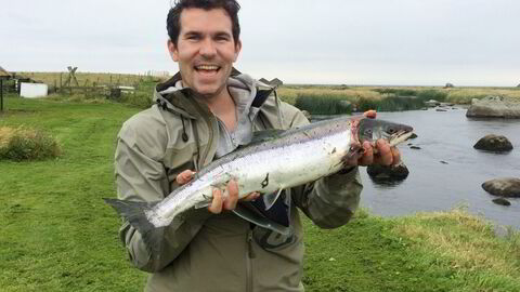 Sindre Ertvaag liker å fiske. Nå vil han bli stor på fiskeutstyr. Her fra noen år tilbake i Håelva på Jæren.