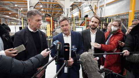 Tysklands visekansler Robert Habeck besøker hydrogenselskapet NEL på Herøya sammen med olje- og energiminister Terje Aasland (Ap) og næringsminister Jan Christian Vestre (Ap).