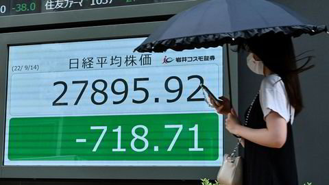 Nikkei-indeksen ved Tokyo-børsen falt med nesten tre prosent like etter at handelen startet onsdag morgen. Etter et par timer handel hadde Nikkei-indeksen falt med to prosent.