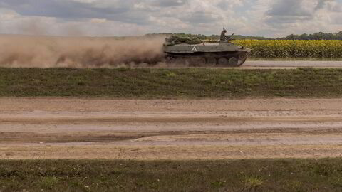 Ukrainske soldater på et pansret kjøretøy MT-LB. I horisonten ses solsikker og grensen til Russland.