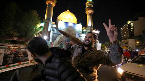 Iranere feirer på Palestinaplassen i Teheran søndag, etter at Iran hadde angrepet Israel med droner og missiler.