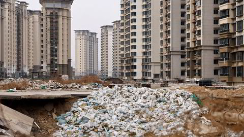 Flere av Kinas største eiendomsselskaper er i en dyp krise. Det er halvferdige eiendomsprosjekter over hele Kina, som her i Shijiazhuang i Hebei-provinsen.
