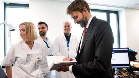 Helseminister Jan Christian Vestre, som nå advarer mot mangel på helsepersonell i fremtiden, på besøk på Radiumhospitalet. I bakgrunnen fra venstre: fagutviklingssykepleier Silje Hermanrud, lege Eivind Storaas og klinikkleder Sigbjørn Smeland.