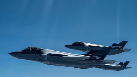 Jagerflyet F-35 kan sertifiseres for å kunne levere kjernevåpen, skriver artikkelforfatteren. På bildet norske F-35 under øvelsen Arctic Challenge Exercise tidligere i sommer.