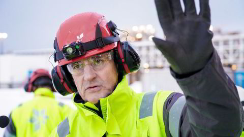 Statsminister Jonas Gahr Støre (Ap) på besøk på Equinors anlegg på Melkøya utenfor Hammerfest i vår.