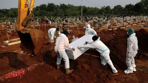 Nye smittetilfeller og dødsfall har økt med rundt 40 prosent på en uke i Indonesia. Det er etablert nye gravsteder i Bekasi, utenfor hovedstaden Jakarta.