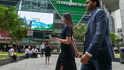 Shopping og reiselivssektoren vil holde den singaporske økonomien unna en resesjon de neste kvartalene. Det er  betydelig usikkerhet for den handelsavhengige økonomien. Her fra Raffles Place i finansdistriktet.