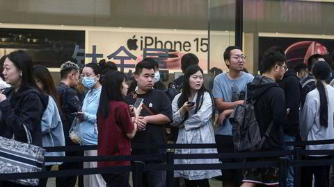 Det var lange køer i Kina da Apple lanserte Iphone 15-modellen i september, med avanserte dataprosessorer produsert av TSMC. Men salget har vært lavere enn i fjor i Kina. Huawei er i ferd med å kapre markedsandeler med egenutviklet dataprosessor som produseres i Kina.
