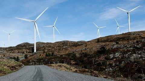 Bildet viser noen av vindturbinene i Midtfjellet vindpark i Fitjar kommune.