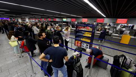 Det er fullt kaos på flyplassen i Frankfurt onsdag, etter at en it-feil i Lufthansas systemer førte til kanselleringer og forsinkelser over hele verden.