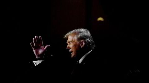 Tidligere og kommende President Donald Trump går på scenen og tar imot hyllest fra sine tilhengere i Palm Beach County Convention Center, i West Palm Beach, Florida.