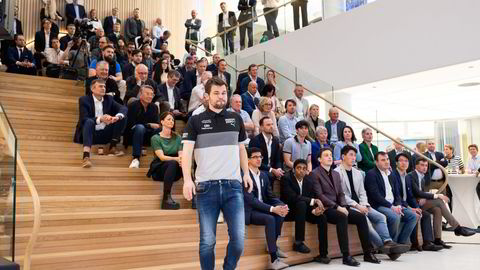 Play Magnus åpner Oslo Esports Cup lokalene til den kinesiske elbilprodusenten Nio på Karl Johans Gate. Til høyre for Magnus Carlsen (stående) sitter konkurrentene Anish Giri, Rameshbabu Praggnanandhaa, Jan-Krzysztof Duda, Eric Hansen, Shakhriyar Mamedyarov, Le Quang Liem og Jorden Van Foreest.