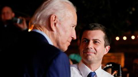 Transportminister i USA Pete Buttigieg (til høyre) skal avgjøre om flyselskapet Norse Atlantic Airways får trafikkrettigheter i USA. Her er Buttigieg sammen med president Joe Biden.