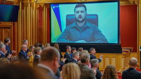 Ukrainas president Volodymyr Zelenskyj taler til Stortinget i mars, ba han Norge om å stenge norske havner.