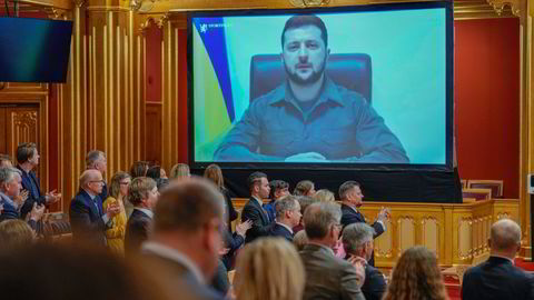 Ukrainas president Volodymyr Zelenskyj taler til Stortinget i mars, ba han Norge om å stenge norske havner.