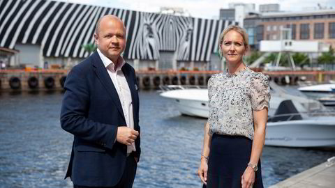Investeringsdirektør Christian Dahl og bærekraftssjef Hilde Nordbø annonserte i fjor sommer Handelsbankens eksklusjon av olje- og gasselskaper fra sine fondsporteføljer.