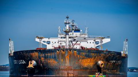 Tankskipet «Ust Luga» leverte russiske oljeprodukter til Esso Norge på Slagen i Oslofjorden i april. Den gangen aksjonerte Greenpeace mot skipet (aktivistene er synlige nederst til høyre på bildet). Siden er det kommet seks laster til fra Russland til Slagen, men via andre havner, ifølge informasjon fra IHS og Kystverket.