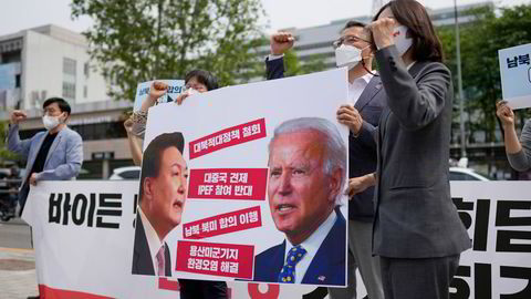 Medlemmer av Sør-Koreas Progressive Party demonstrerte mot landets nye president og Nord-Korea-politikken på torsdag. USAs president Joe Biden lander i landet på fredag.